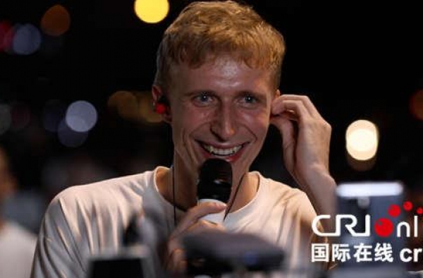 对的时间，对的地方——波兰小伙菲利普的歌唱成名路