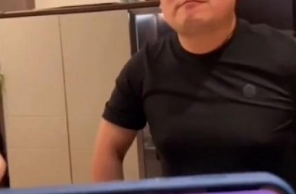 岳云鹏发布要债视频，助理机智帮其讨钱，暗示著名导演欠钱未还