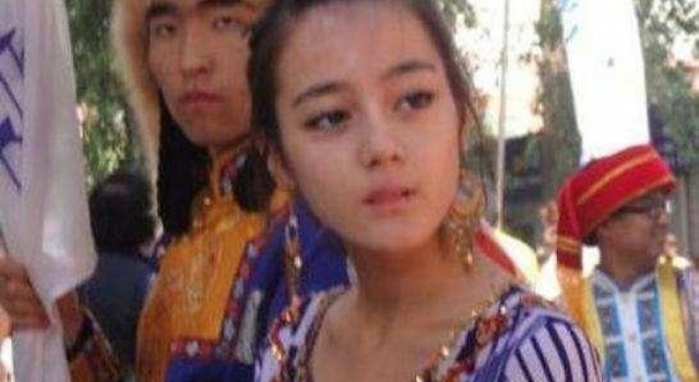 被鞭子抽到身上红肿，带着腰伤拍格斗戏，迪丽热巴从来不是幸运儿