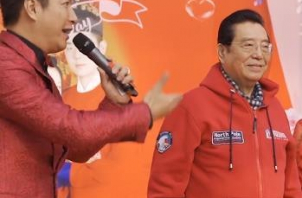 81岁李双江出席婚礼，当众献唱音准不如当年，气息不稳太费劲
