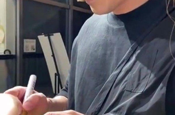 张馨月带女儿探班老公林峯 遇粉丝主动避开显低调