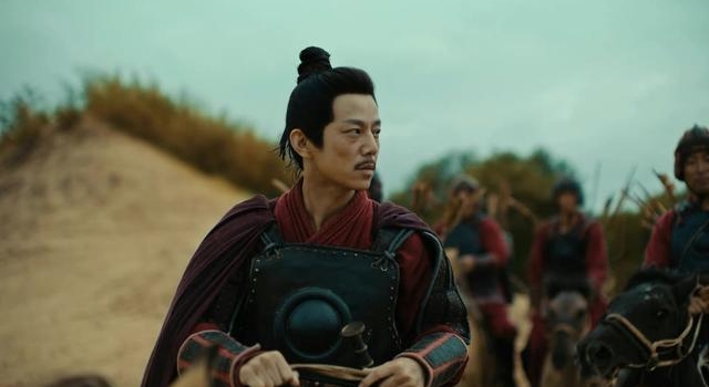 何炅首演一代将军好威猛！扎丸子头留胡子太硬汉，演技彻底爆发