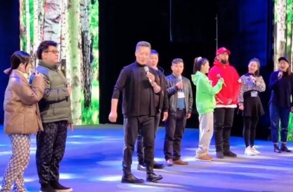 阎维文携徒演出场面大，却被指着装太随意，徒弟穿拖鞋成亮点