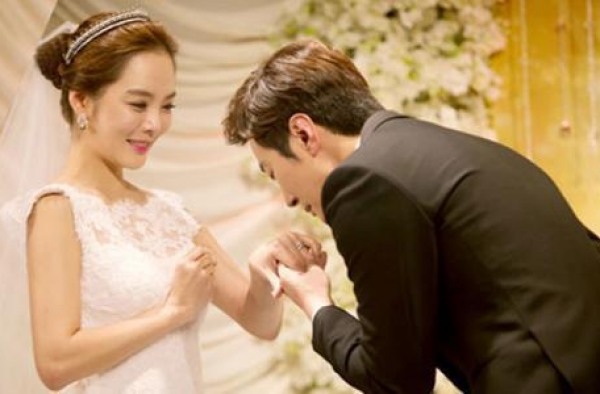韩星蔡琳高梓淇离婚？结婚6年3年零互动，女方高龄产子独自带娃