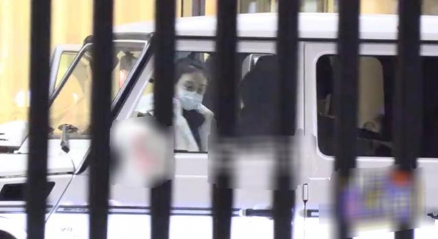 马思纯车内抽电子烟，在妈妈面前毫不避讳，吞云吐雾熟练似老手