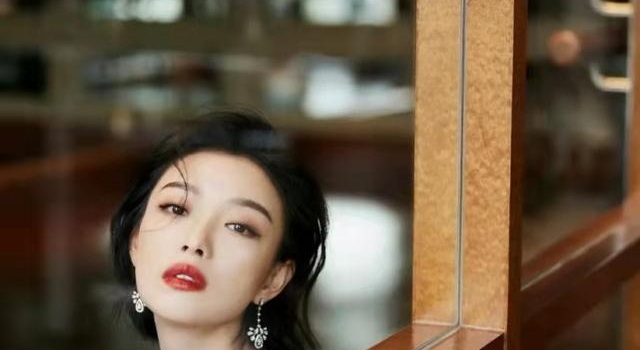 倪妮不能再瘦啦！新活动穿深V衬衫锁骨太勾人，生图法令纹好吸睛