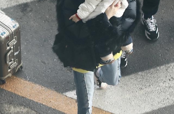 章子怡罕见带小儿子现身，腿细如麻杆让人心疼，醒醒秒变大姐大