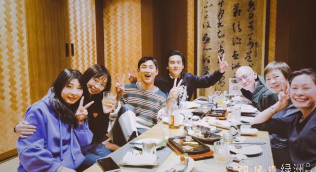 超欢乐！《紧急救援》剧组聚餐彭于晏王彦霖卖萌