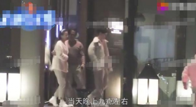 60岁齐秦艳福不浅？与两美女举止亲密，搂腰贴脸还拥抱