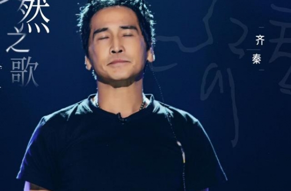 60岁齐秦近况曝光，身材发福将军肚抢镜，与2妙龄女子亲密拥抱
