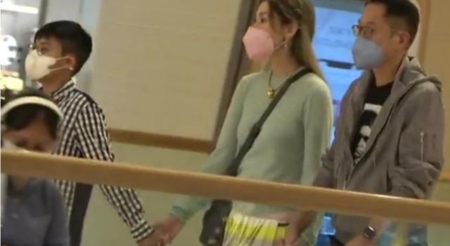李嘉欣携富豪老公出街，意外失守露出小肚腩，曾自曝豪门婚姻秘诀