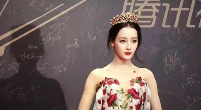 星光大赏生图太敢拍！杨紫穿深v显腰粗唐嫣苹果肌抢镜，热巴超美