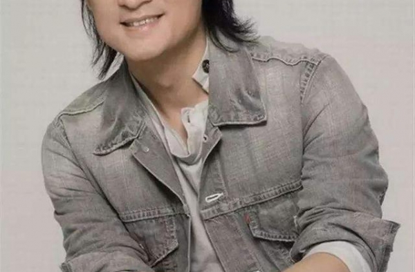 周华健儿子扮圣诞公公没违和感，妻子满头白发，欧美长相太显老？