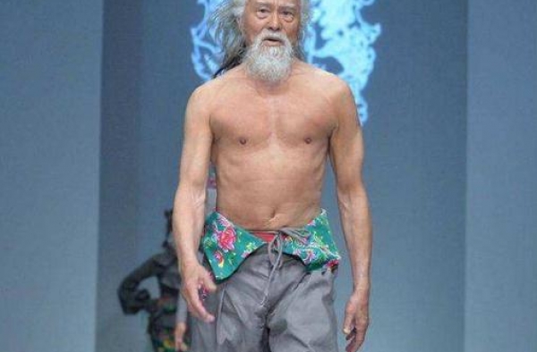 中国最“年轻”的大爷，84岁浑身肌肉，开着路虎跟老婆秀恩爱