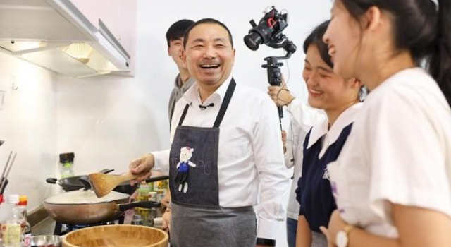 侯友宜到女校体验家庭课程，露厨艺自爆“在家都负责洗碗”