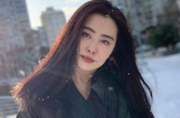 53岁王祖贤罕见晒照，隔空向网友送祝福，容颜依旧脸上无皱纹