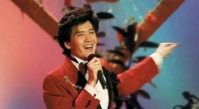 春晚一夜成名，不料意外坠楼成傻子，被妻儿抛弃前女友照顾21年