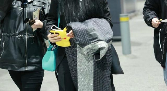 范冰冰机场低调炫富？一双8000厚底鞋穿4年，红唇难掩憔悴