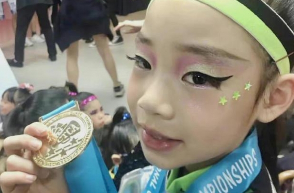 女儿秀倒立一字马，小S发圈炫耀，许家三姐妹一个比一个优秀