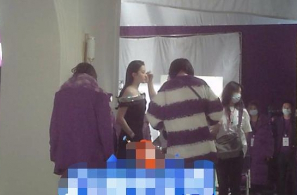 刘亦菲拍广告获众人服侍，疑对拍摄不满罢演1小时，被指耍大牌？