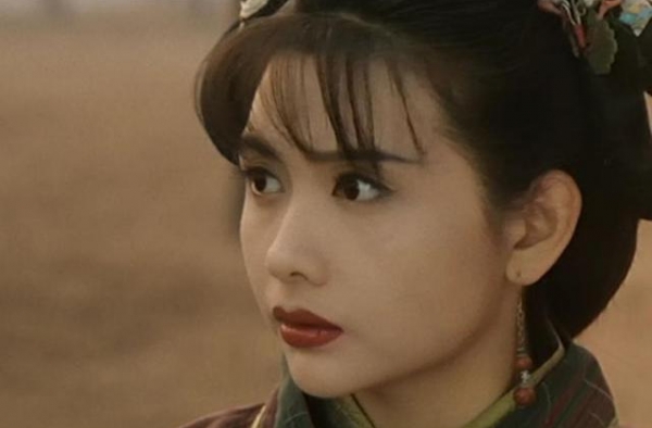 邱淑贞女儿沈月再登封面，笑容甜美颜值随妈，却被吐槽没灵气