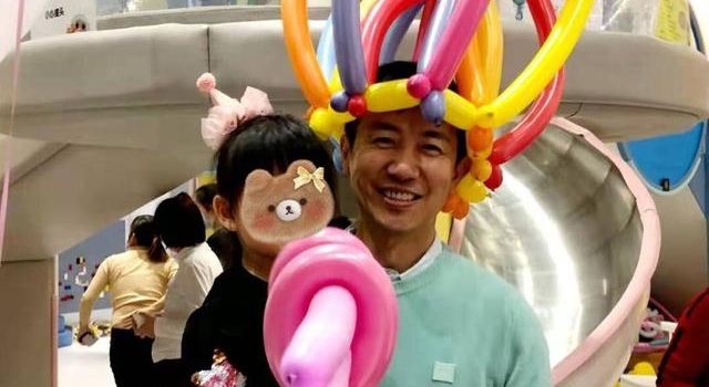 梅婷前夫罕晒女儿，和小15岁演员秘密完婚，曾因李小冉重伤住院