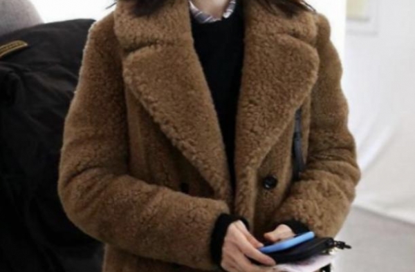董洁素颜近照曝光，戴眼镜两眼浮肿面容憔悴，头发凌乱打扮似平民