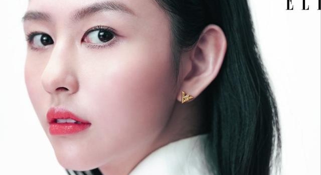 邱淑贞大女儿沈月登上顶级大刊！怼脸拍颜值超高，气质却输给妈妈