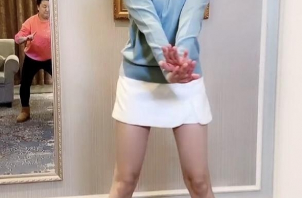 曹颖现身豪宅跳热舞，晒出一双超模腿，却被指46岁还装嫩