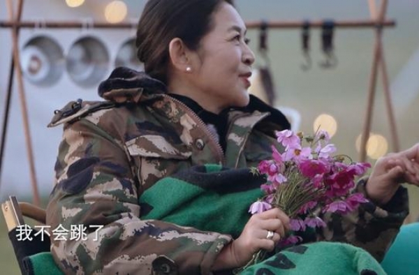 61岁倪萍罕见热舞，手翘兰花指舞姿婀娜，被朱迅夸妩媚