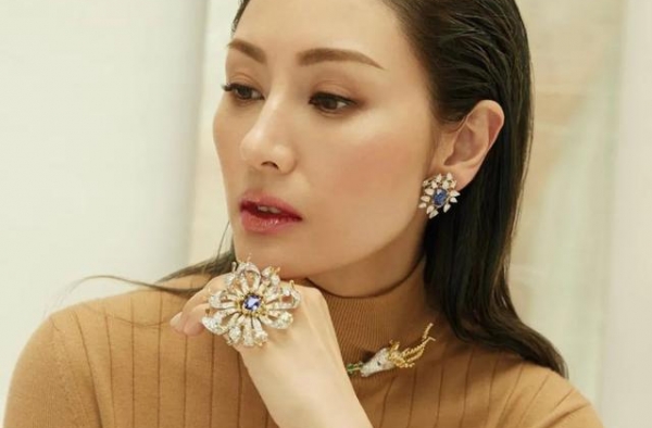 李嘉欣再晒9岁儿子浴照，曾因母子共浴惹争议，还多次对嘴亲吻