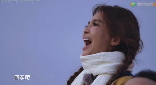 朱迅崩溃哭喊妈妈回家吧，84岁母亲国外独居多年，母女心结难解