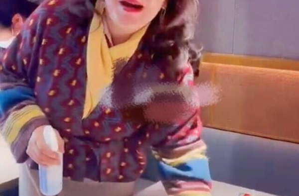 汪小菲新店人手不够，母亲张兰来当服务员，拿纸巾擦桌被嘲摆拍