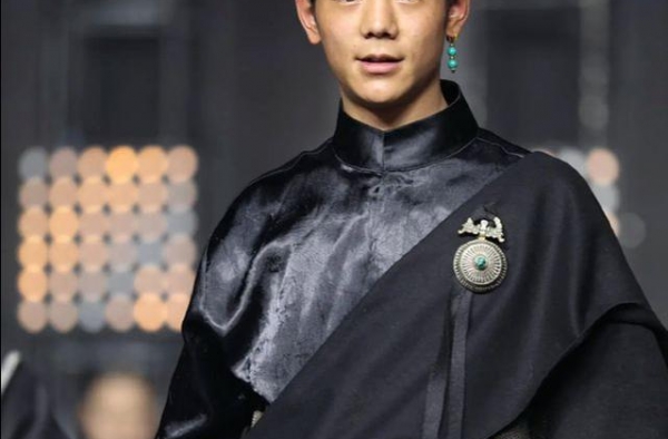 丁真将参加四川跨年晚会！海报站C位，力压当红歌手潘玮柏张靓颖
