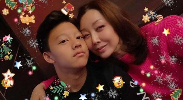 歌手孙悦罕晒娃正脸，儿子模样大变肤色随妈，退出歌坛后嫁真富豪