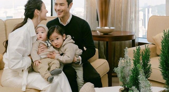 郑嘉颖晒两千万豪宅，小22岁娇妻臀形抢镜，儿子颜值堪比混血儿
