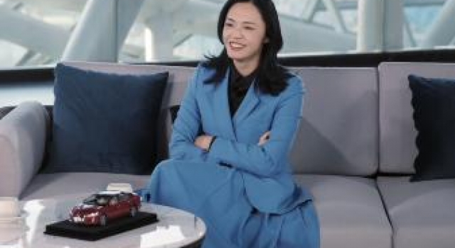 姚晨独立女性人设太满？西装长裙展现成熟，公司名字却需要老公取