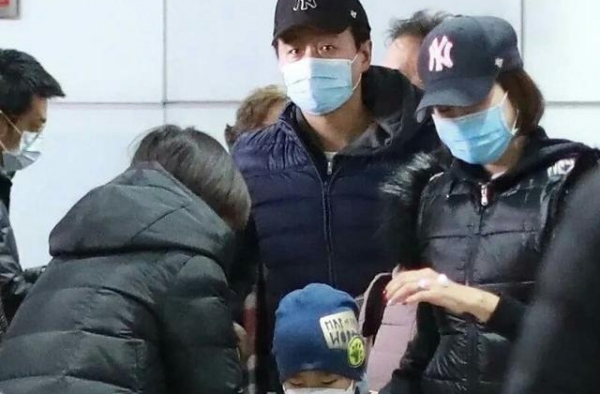 佟大为一家五口罕露面，12岁女儿身高直逼妈妈，曾被疑重男轻女