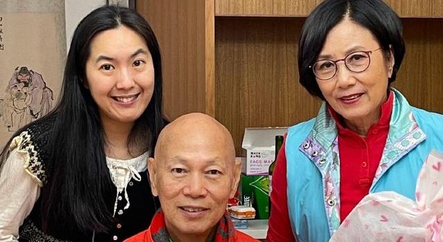 汪明荃罗家英一家罕同框，年过七十没有亲生孩子，太孤独养狗为伴