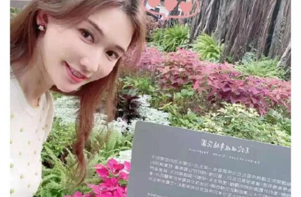林志玲再游婚礼场地，与认养花园合照颈纹明显，疑故意遮挡小腹？