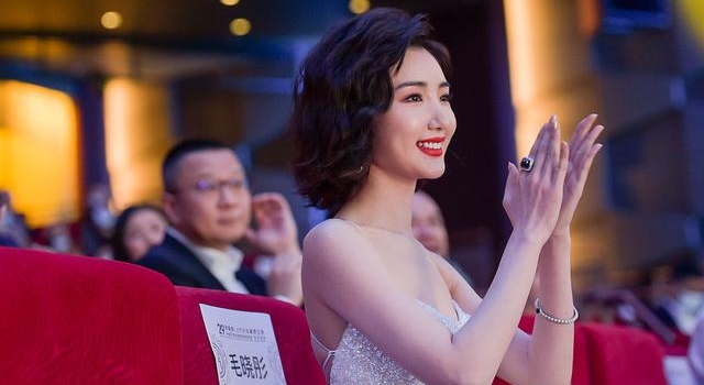 毛晓彤获华鼎奖三项收获颇丰 化“富家千金”美丽耀眼