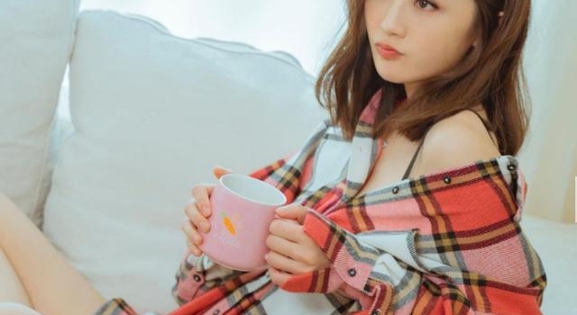 38岁阿sa晒居家写真，露出性感小香肩，只穿一件上衣遮不住腿