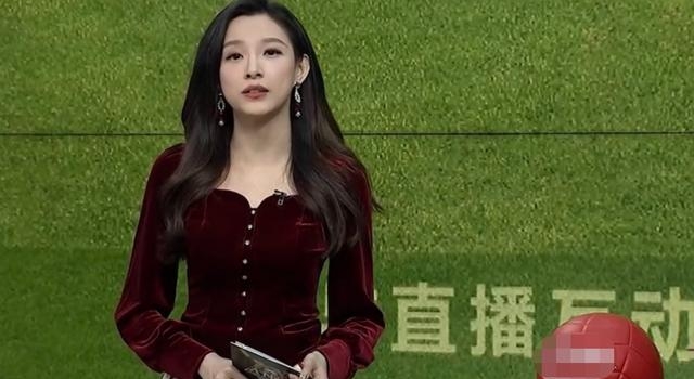 央视“林志玲”回归了！穿V领主持身材辣，18岁因泳装滑落走红