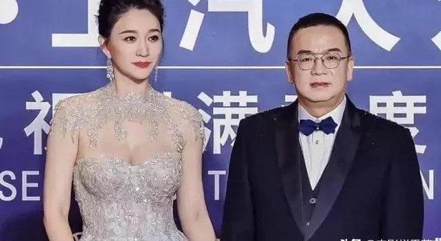 年末最后红毯，李小冉袒露事业线，毛晓彤裸背魅惑，尹正雌雄莫辨