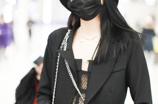 关晓彤穿透明上衣现身，腰围只有巴掌大，开千万豪车被5个人服务