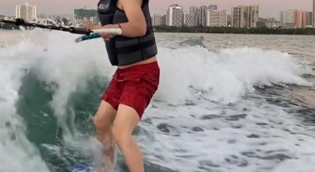 53岁郑钧学冲浪，穿救生衣露腰间赘肉，被指身材发福显老认不出
