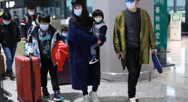 拳王妻子怀四胎？邹市明机场走出巨星范，九岁儿子独自拖巨大箱子