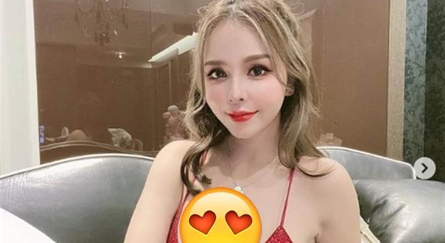 美女网红晒自拍，却意外拍到身后美女在脱衣换装，网友：故意的？