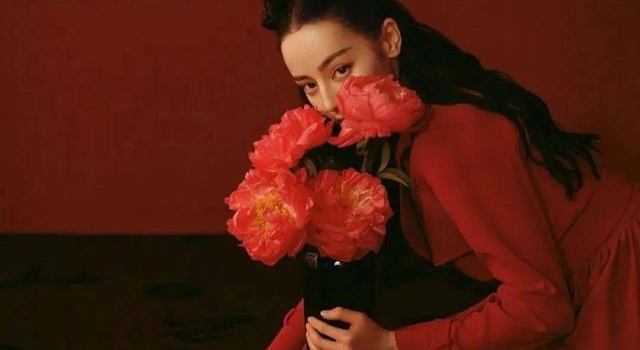 靠生图美出圈的她，也有颜值 bug？