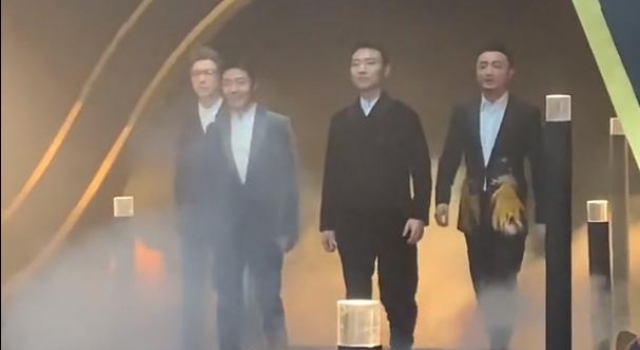 央视名嘴同台主持，康辉丝绒西装显贵气，撒贝宁被嘲4人中最矮
